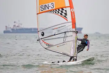 CITA-CITA TINGGI: Marsha (gambar atas) berharap pertandingan sulungnya dalam temasya sukan antarabangsa YOG akan menjadi batu lompatan buatnya untuk melayakkan diri dan bertanding dalam Sukan Olimpik 2024 kelak. - Foto BH oleh FAKHRURADZI ISMAIL