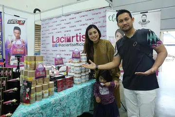 RANCAKKAN DUNIA PERNIAGAAN: Pasangan suami isteri selebriti, Beego dan Linda Hashim, menjadikan aplikasi Laci Artis, yang mereka usahakan bersama rakan kongsi, sebagai wadah mengetengahkan produk kesihatan, gaya hidup dan kecantikan yang diusahakan artis. Bersama mereka ialah anak sulung mereka, Jelita Clarissa.