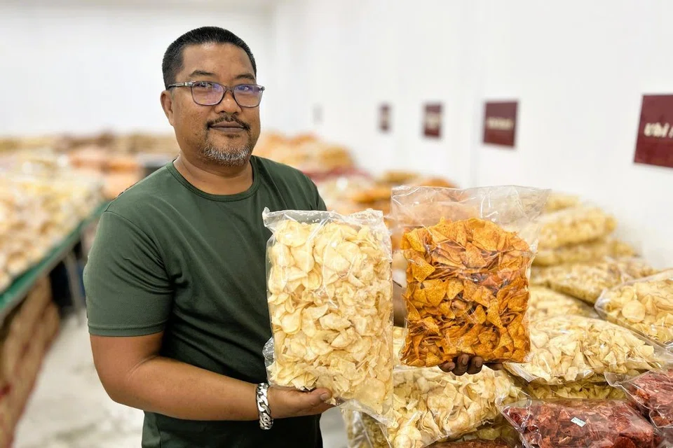 Encik Fato Lizan memaklumkan kerepek ubi masin (kiri) dan kerepek balado (kanan) merupakan antara kegemaran warga Singapura.