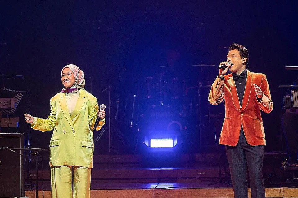 DUET MEMUKAU: Konsert 'Fenomena' yang menggegarkan Dewan Konsert Esplanade antara lain menampilkan Hadi Mirza yang bergandingan dengan penyanyi Malaysia, Ernie Zakri, untuk menyanyikan lagu 'Kita Insan Biasa' yang dipopularkan Jay Jay dan Dayangku Intan. - Foto ALOYSIUS LIM