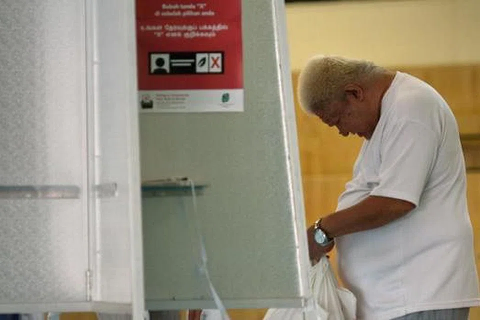 BUAT PILIHAN: Rakyat Singapura keluar mengundi pada 11 September tahun lalu dan menyaksikan Parti Tindakan Rakyat (PAP) menikmati peralihan undi yang besar - sebanyak 9.7 peratus - sekali gus membolehkan ia kembali berkuasa dengan mandat kukuh. - Foto hiasan