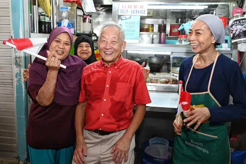 BERAMAH MESRA: Encik Ng Kok Song bertemu tiga wanita di salah sebuah gerai yang dikunjunginya. (Dari kiri) Cik Aini Tay  Azman, Cik Jumiahton Kasmarie (bertudung hitam) dan Cik Linah Tay Azman (kanan).