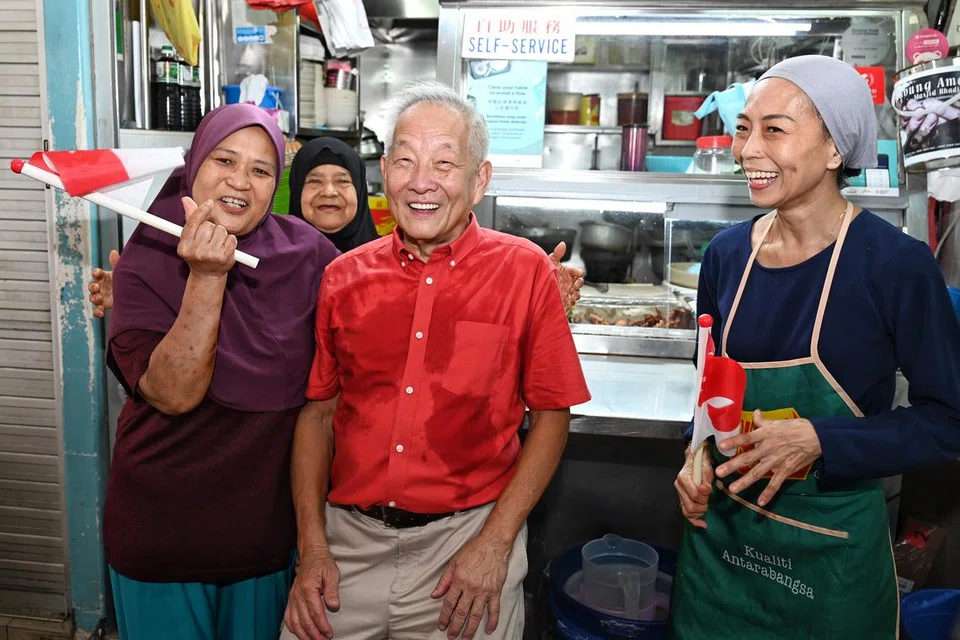 BERAMAH MESRA: Encik Ng Kok Song bertemu tiga wanita di salah sebuah gerai yang dikunjunginya. (Dari kiri) Cik Aini Tay  Azman, Cik Jumiahton Kasmarie (bertudung hitam) dan Cik Linah Tay Azman (kanan).