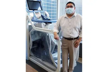 MELAKUKAN PENYESUAIAN: Encik Fairuuz berkata ramai pelanggannya masih takut dijangkiti virus jika keluar rumah. Oleh itu, beliau telah mengambil langkah-langkah tambahan termasuk mengehadkan jumlah pesakit yang menerima rawatan pada satu masa. - Foto ihsan FAIRUUZ SALEH