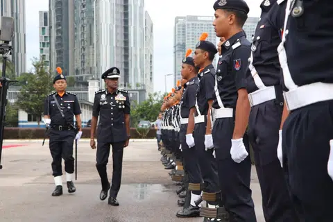 Ketua Polis Johor, Datuk M. Kumar (kedua dari kiri), memeriksa perbarisan semasa Majlis Perhimpunan Bulanan Polis Kontinjen Johor di Johor Bahru.