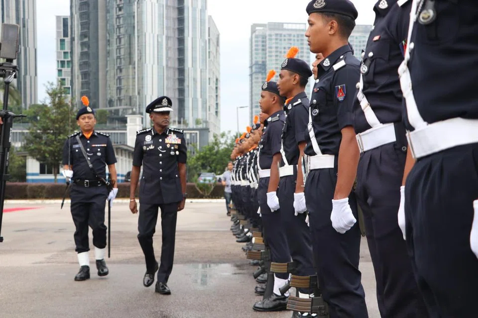 Ketua Polis Johor, Datuk M. Kumar (kedua dari kiri), memeriksa perbarisan semasa Majlis Perhimpunan Bulanan Polis Kontinjen Johor di Johor Bahru.