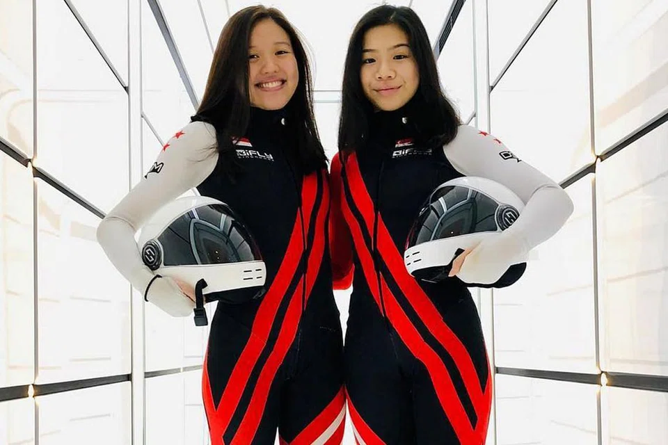 JADI JUARA: Choo Yi Xuan (kiri) dan Kyra Poh menewaskan 18 pasukan untuk memenangi acara dua laluan dinamik di Piala Dunia Terjun Udara Kawasan Tertutup Persekutuan Sukan Udara Dunia (FAI) minggu lalu. - Foto iFLY SINGAPORE