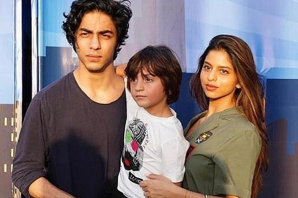 TIGA BERADIK YANG BERTUAH: Sebagai anak pelakon terkenal di Bollywood, Aryan, Suhana dan Abram Khan sangat beruntung kerana walau sesibuk mana sekalipun ayah mereka, Shah Rukh Khan, mereka tetap menerima kasih sayang dan sentiasa meluangkan banyak masa dengan anak-anak.