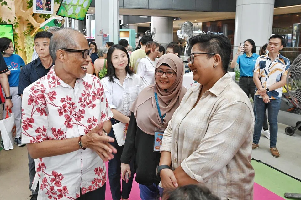 Menteri Pembangunan Sosial dan Keluarga, Encik Masagos Zulkifli Masagos Mohamad (kiri, barisan hadapan), berkongsi pandangan bersama Cik Yuzil Mohd Yusoff (kanan, barisan hadapan) semasa pelancaran Festival Sukarelawan (VFest) di Our Tampines Hub (OTH) pada 7 Julai.