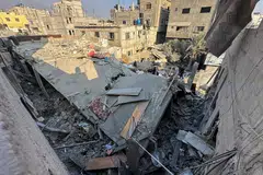 ANGKARA PENGEBOMAN: Banyak bangunan menyembah bumi termasuk di Khan Younis, selatan Gaza, akibat pengeboman berterusan tentera Israel sejak perang bermula pada 7 Oktober. 
