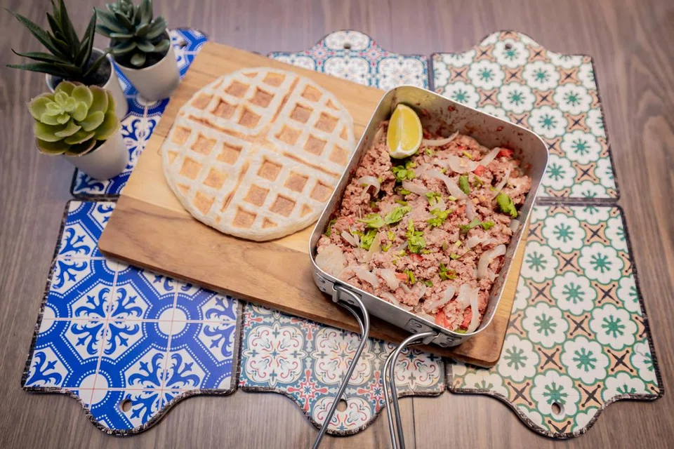 HIDANGAN PERTAMA: Hidangan ‘Army Corned Beef’ atau Konbif Tentera yang dihidang dengan ‘Praffles’ iaitu perata berbentuk wafel, adalah hidangan pertama yang Encik Aziz masak semasa ekspedisi darat. 