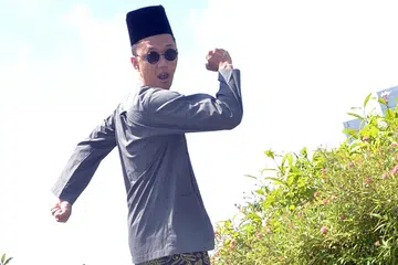HARI RAYA BERMAKNA: Sezairi menanti dengan penuh debaran kelahiran EP Inggeris terkininya Jumaat ini di samping memikirkan pelbagai persiapan Raya termasuk menjadi tuan rumah sesi rumah terbuka keluarga isterinya, Syaza Qistina Tan di Pasir Ris esok. - Foto KHALID BABA