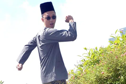 HARI RAYA BERMAKNA: Sezairi menanti dengan penuh debaran kelahiran EP Inggeris terkininya Jumaat ini di samping memikirkan pelbagai persiapan Raya termasuk menjadi tuan rumah sesi rumah terbuka keluarga isterinya, Syaza Qistina Tan di Pasir Ris esok. - Foto KHALID BABA