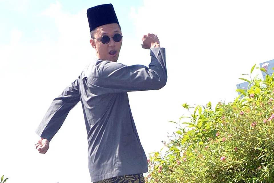 HARI RAYA BERMAKNA: Sezairi menanti dengan penuh debaran kelahiran EP Inggeris terkininya Jumaat ini di samping memikirkan pelbagai persiapan Raya termasuk menjadi tuan rumah sesi rumah terbuka keluarga isterinya, Syaza Qistina Tan di Pasir Ris esok. - Foto KHALID BABA