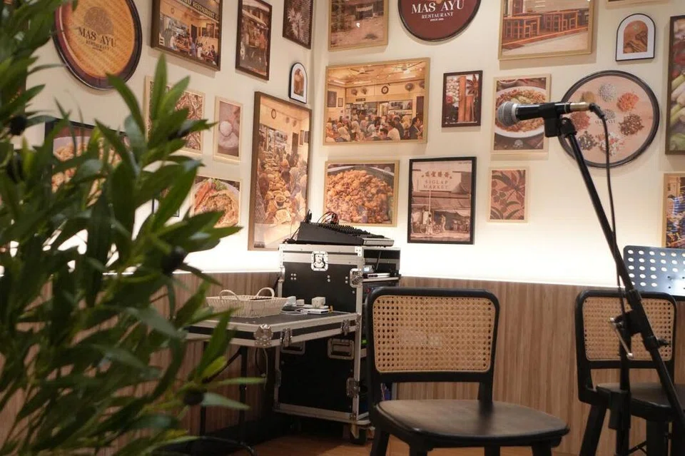 Restoran Mas Ayu di Changi Road tampil segar dengan perabot, pencahayaan dan suasana yang baru, sambil menampilkan gambar-gambar kenangan dari restoran asal.