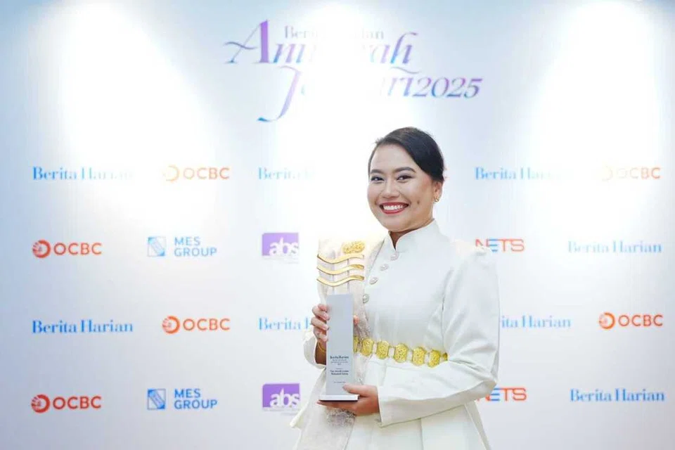 Cik Nur Aisyah Lyana Mohamed Satria, yang pernah menjadi ketua keluarga apabila kedua-dua ibu bapanya sakit ketika beliau masih di universiti, menerima Anugerah Jauhari Harapan Berita Harian pada 7 November, atas sumbangannya memartabatkan sastera dalam kalangan anak muda menerusi gerakan ‘Meja Conteng’.