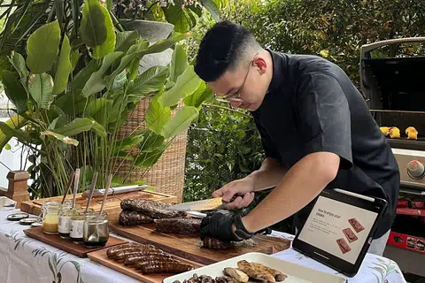 PEMINAT DAGING: Oleh kerana minatnya terhadap seni memasak stik, Encik Muhammad Syahmi Rohaizan memulakan perniagaan yang dinamakan Dageng, perniagaan unik yang menawarkan pengalaman makan stik Halal secara privet di rumah pelanggan.