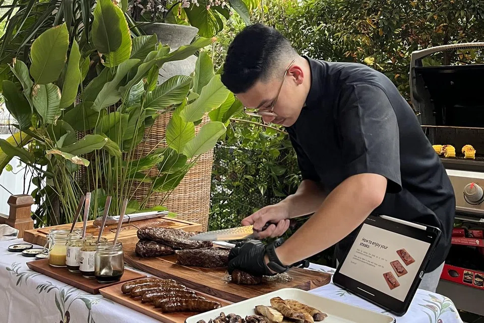 PEMINAT DAGING: Oleh kerana minatnya terhadap seni memasak stik, Encik Muhammad Syahmi Rohaizan memulakan perniagaan yang dinamakan Dageng, perniagaan unik yang menawarkan pengalaman makan stik Halal secara privet di rumah pelanggan.