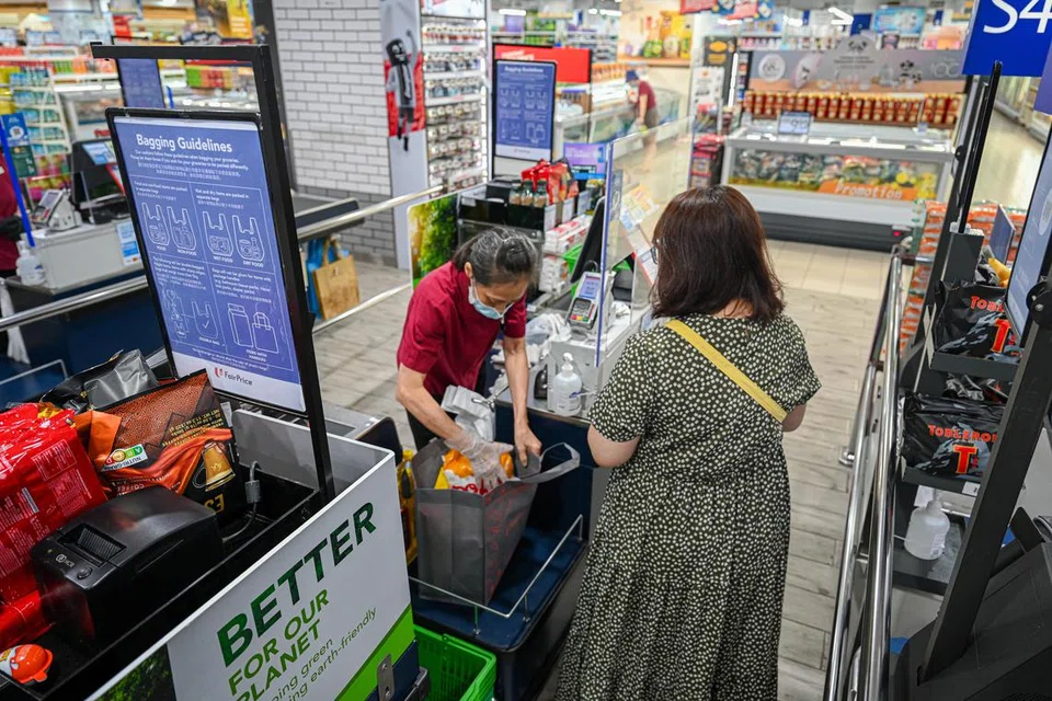 CAJ UNTUK BEG PAKAI BUANG: Pengendali pasar raya dengan perolehan tahunan peringkat syarikat melebihi $100 juta akan dikehendaki mengenakan caj mandatori sekurang-kurangnya lima sen bagi setiap beg plastik.