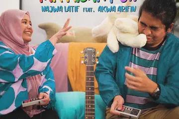 SAMBUTAN MENGGALAKKAN: Kembalinya Najwa Latif (kiri) dengan lagu baru 'Tak Kisah Pun' mendapat sambutan baik daripada peminatnya. Kali ini, beliau berganding dengan 'rapper' baru, Akwa Arifin (bersama Najwa). - Foto NL ENTERTAINMENT