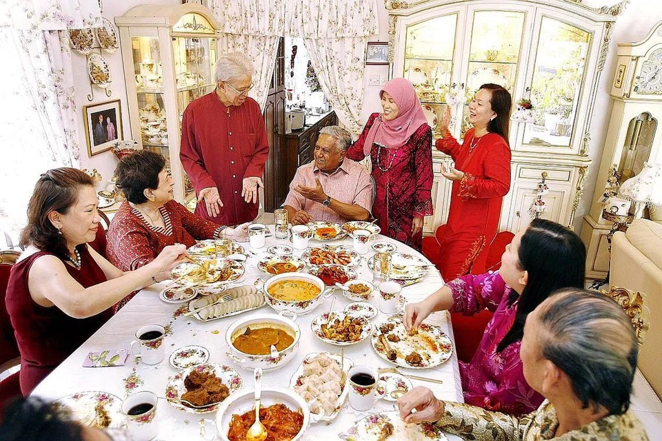 TEMAN RAPAT: Encik Othman (berdiri) meraikan Hari Raya bersama Presiden ketika itu Encik S R Nathan (duduk) di kediamannya di Siglap. Foto diambil pada 2007.