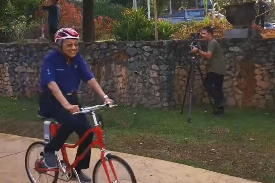 SUDAH BERUSIA 94 TAHUN: Perdana Menteri Malaysia, Dr Mahathir Mohamed berbasikal sepanjang 11km walaupun sudah 94 tahun. -Foto: YOUTUBE.