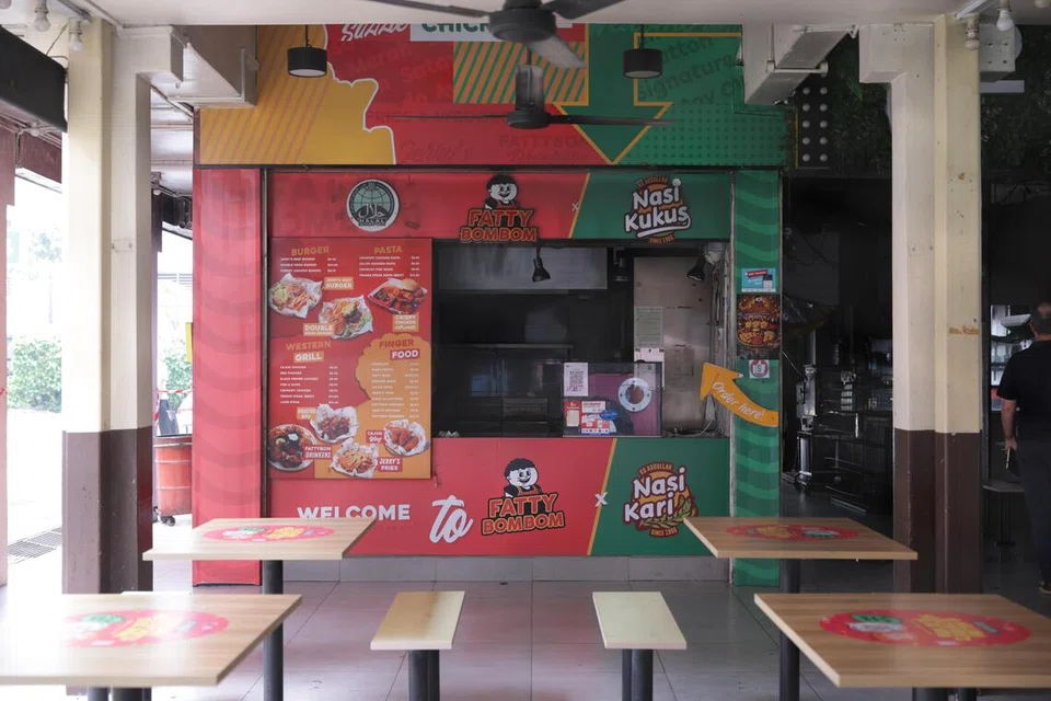 Fatty Bom Bom antara gerai makanan yang terjejas oleh kebakaran di kedai kopi terletak di Blok 413 Bukit Batok West Avenue 4 pada 11 Oktober. BH melawat kedai kopi berkenaan pada 12 Oktober.