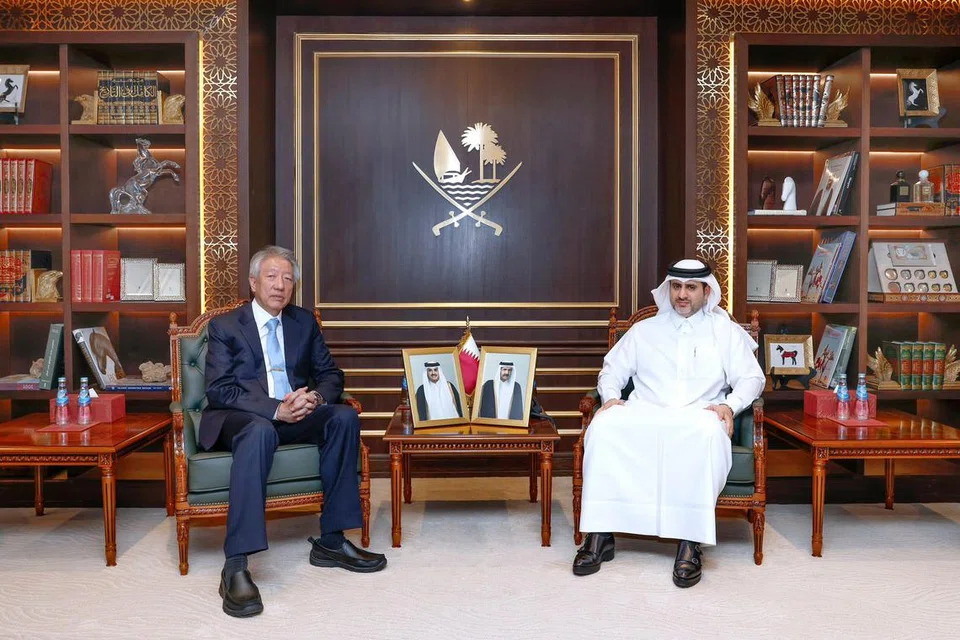 Menteri Kanan, Encik Teo Chee Hean (kiri), bertemu dengan Gabenor Bank Pusat Qatar dan Pengerusi Qatar Investment Authority (QIA), Sheikh Bandar Mohammed Al Thani, pada 26 November di Doha.
