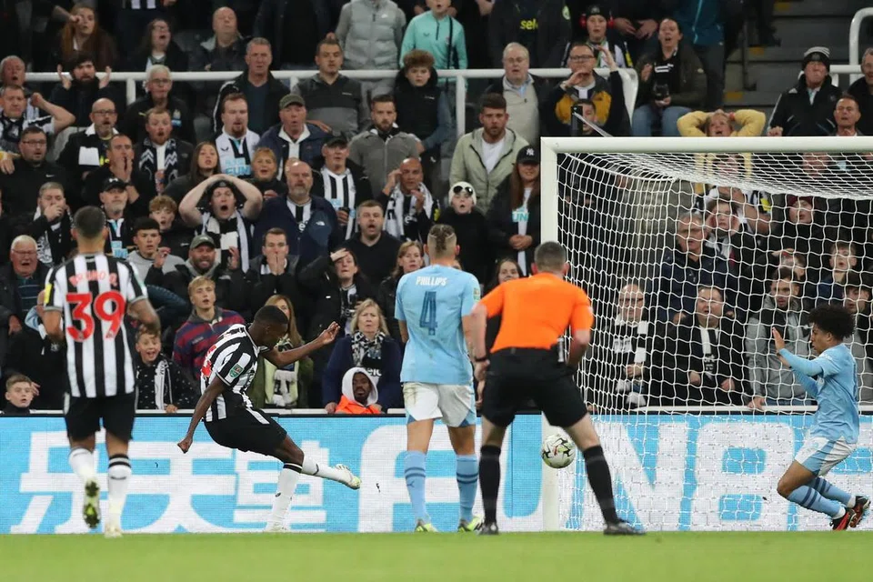 JARINGAN KEMENANGAN: Manchester City menguasai perlawanan pada separuh masa pertama, tetapi selepas Bruno Guimaraes dan Anthony Gordon dimasukkan pada separuh masa kedua, Newcastle United bangkit dan Alexander Isak (kiri) menjaringkan gol kemenangan. 