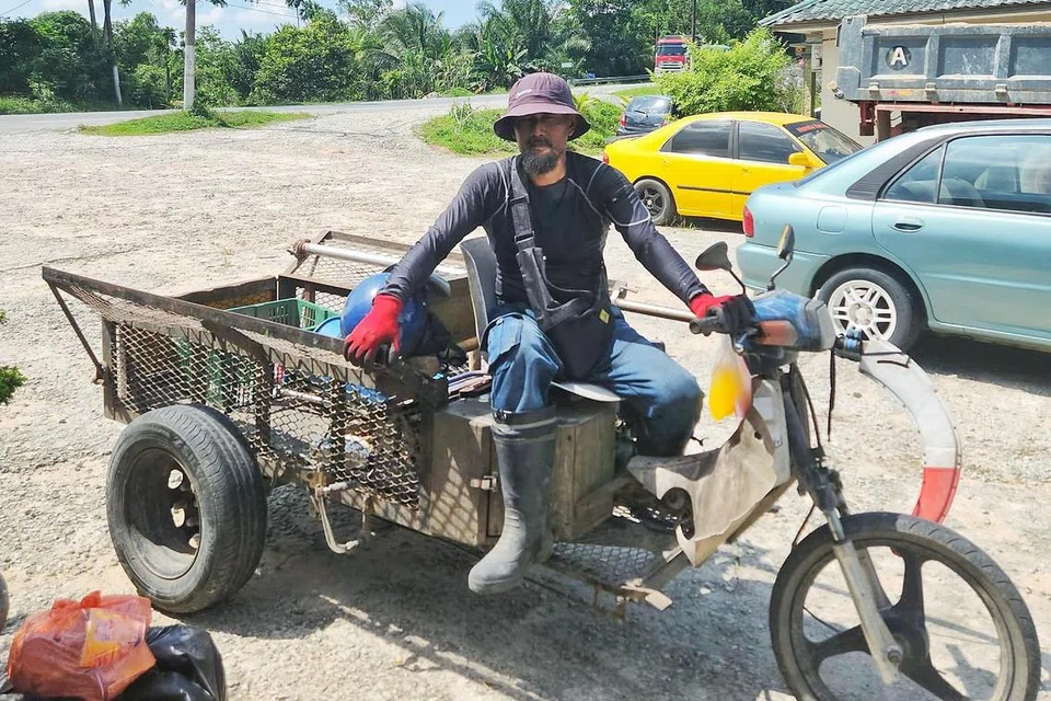 Penduduk Ulu Tiram yang mahu dikenali sebagai Encik Ipin menyatakan beliau sering ke kawasan tempat tinggal suspek serangan maut Balai Polis Ulu Tiram untuk mengutip sampah dan sabut kelapa sawit. 