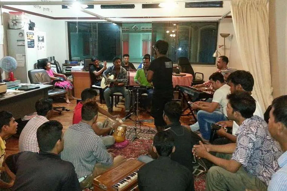 Gambar fail pekerja asing yang berkumpul setiap minggu di Dibashram untuk menunjukkan bakat tersembunyi mereka sebagai penyair, pelakon, penyanyi atau penulis. Banglar Kantha