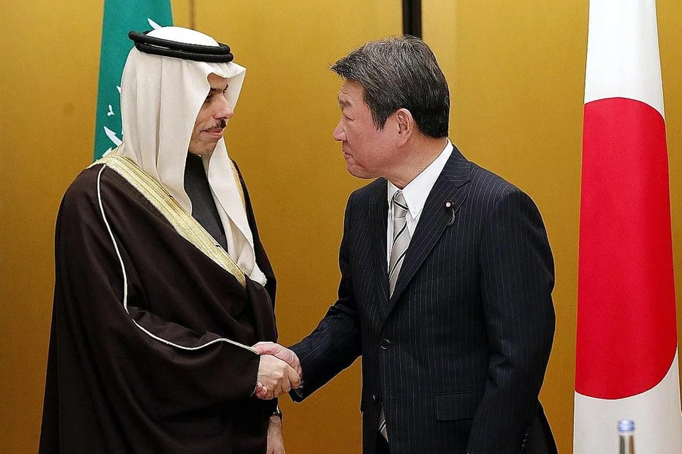 BERALIH KEPIMPINAN: Putera Arab Saudi Faisal bin Farhan al-Faisal (kiri) dan Menteri Luar Jepun, Encik Toshimitsu Motegi, bertemu semasa mesyuarat Menteri Luar G-20 di Nagoya, Jepun, pada 22 November lalu. - Foto EPA-EFE