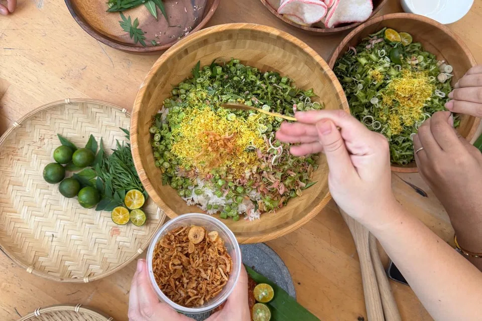 Kenali budaya serumpun melalui sesi demonstrasi hidangan nasi ulam oleh Kebon Dapor – projek bercucuk tanam herba warisan Melayu dan platform kulinari masakan Melayu tradisional, Dapur Cahaya, yang dibawakan sempena Pesta Raya 2025. Sesi demonstrasi akan berlangsung pada 3 Mei, 11 pagi dan 3 petang, di Esplanade White Room.