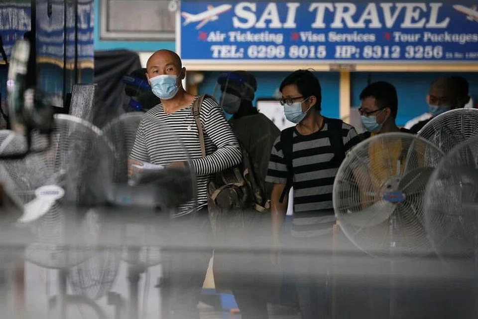 PINDAH KE LOKASI KUARANTIN: Pekerja di dormitori Westlite Woodlands menaiki bas untuk dipindahkan ke lokasi kuarantin selepas berita mengenai pengesahan kes 17 penghuni yang positif Covid-19 diketahui. - Foto REUTERS