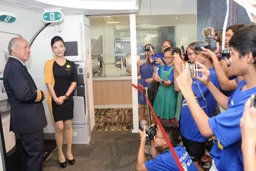 BERTINDAK SEBAGAI JURUGAMBAR: Para pelajar yang ditugaskan sebagai jurugambar sibuk memetik gambar tetamu daripada syarikat penerbangan Scoot, Kapten Abdul Aziz Buang dan Cik Juliza Zainal Abidin. - Foto JOHARI RAHMAT