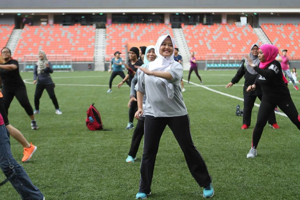 SIHAT BERZUMBA: Anggota Parlimen GRC Jurong, Cik Rahayu Mahzam, menyertai sekitar 150 orang di acara Sihat Berzumba di Our Tampines Hub pagi tadi.
