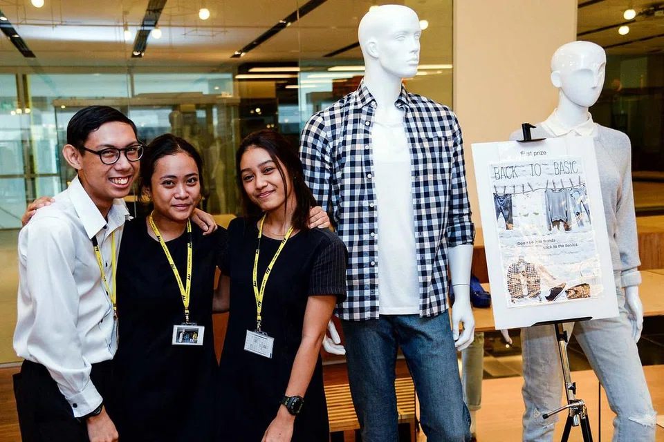 CAHAYA JUARA: (Dari kiri) Encik Muhammad Sufian Sazali, Cik Nurin Fahimah Aliman dan Cik Siti Nur Adlinawati Junid memenangi tempat pertama bagi Pertandingan Perdagangan Visual ITE-Lane Crawford. - Foto IMAN ALIF