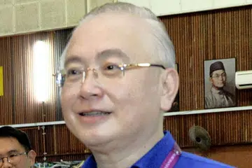"... demi kebangkitan semula, BN perlu dibubarkan dalam suasana persefahaman dan persetujuan bersama supaya dapat memberi ruang yang bebas dalam usaha transformasi dan pembinaan semula." - Presiden Persatuan Cina Malaysia (MCA) Datuk Seri Dr Wee Ka Siong. 