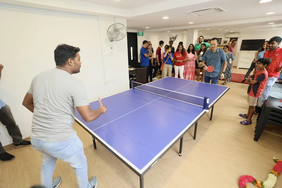 Menteri Negara Kanan (Tenaga Manusia), Dr Koh Poh Koon, bermain tenis meja bersama pekerja migran, semasa majlis perasmian Pusat Rekreasi (RC) Sembawang pada 14 April.