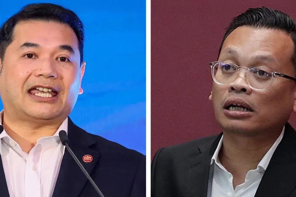 Menteri Ekonomi Malaysia, Datuk Seri Rafizi Ramli (kiri) dan Menteri Sumber Asli dan Kelestarian Alam, Nik Nazmi Nik Ahmad.