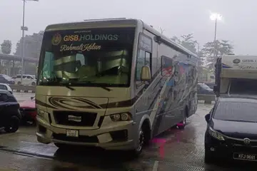 Dua kenderaan rekreasi (motorhome) yang mempunyai lambang Global Ikhwan Service and Business Holdings (GISBH) ditahan oleh Jabatan Imigresen Malaysia di Bukit Kayu Hitam, Kedah, menghala ke Thailand.