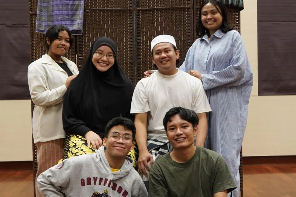 BARISAN UTAMA PEMENTASAN: (Dari kiri, barisan belakang) Reyna Sofyan, Nur Sabrina Jamal, Jimit Abdul dan Norazirah Mohd Amin; (dari kiri, barisan depan) Luqman Nurhakim dan Muhammad Hasif terlibat dalam pementasan teater  ‘Luas’. 