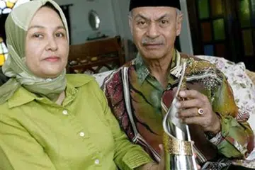 Tan Sri Jins Shamsuddin bersama isteri beliau, Puan Seri Halijah Abdullah. 