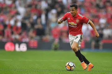 PERALIHAN PEMAIN: Pengurus Manchester United Ole Gunnar Solskjaer mencari cara mengeluarkan Alexis Sanchez (atas) daripada senarai pemainnya sementara Barcelona pula sedang memburu Neymar. - Foto AFP, AP