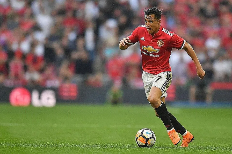 PERALIHAN PEMAIN: Pengurus Manchester United Ole Gunnar Solskjaer mencari cara mengeluarkan Alexis Sanchez (atas) daripada senarai pemainnya sementara Barcelona pula sedang memburu Neymar. - Foto AFP, AP