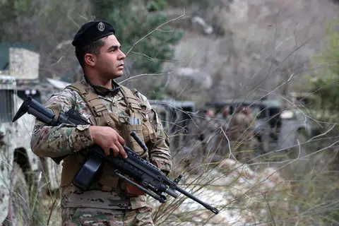 Anggota tentera Lebanon berkawal berhampiran pintu masuk terowong semasa lawatan media di kampung Zibqin, berhampiran sempadan dengan Israel di selatan Lebanon, 28 November. Lawatan itu bertujuan menunjukkan tentera Lebanon mengekalkan kawalan di selatan Sungai Litani dan beroperasi secara bebas daripada Hezbollah, meskipun serangan Israel telah memusnahkan kira-kira 20 pos kawalannya.