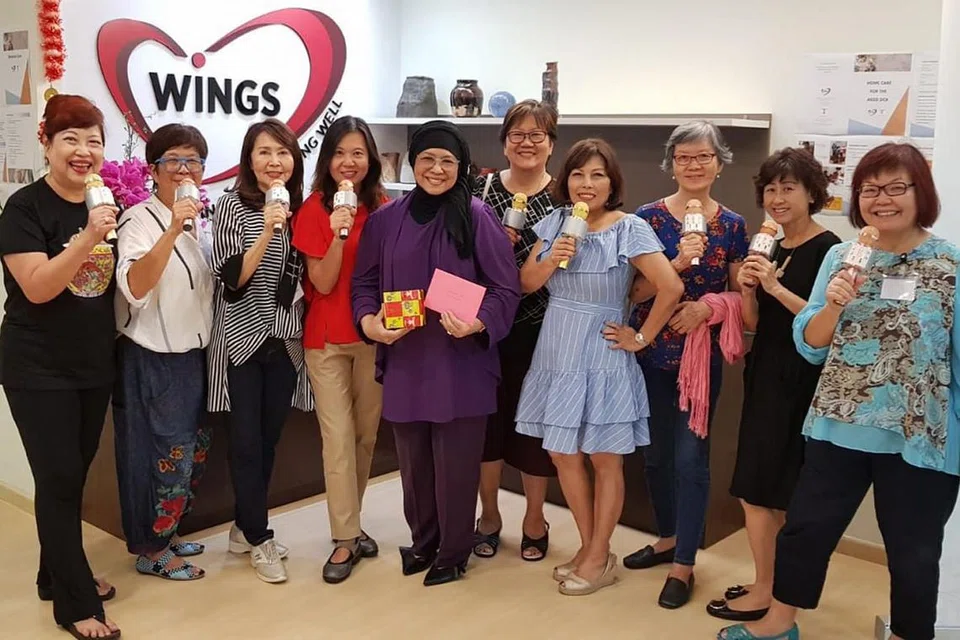 GHAIRAH ASAH SUARA: Anggota wanita dalam WINGS menerima bimbingan vokal daripada Rahimah Rahim yang menganggap kegiatan itu sebagai sesuatu yang dapat mengisi masa lapang di samping membolehkan mereka mempelajari sesuatu yang baru. - Foto BM oleh ZALEHA ABDUL KADER