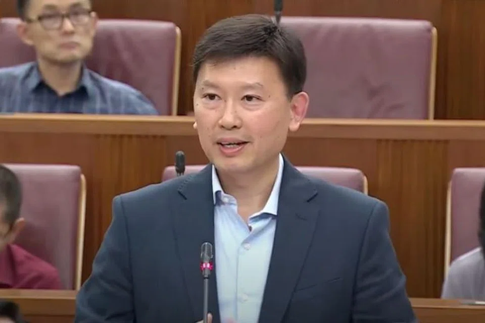 Menteri Pengangkutan, Encik Chee Hong Tat, antara tiga menteri yang menyampaikan kenyataan kementerian berkenaan insiden tumpahan minyak di Terminal Pasir Panjang pada sidang Parlimen 2 Julai.