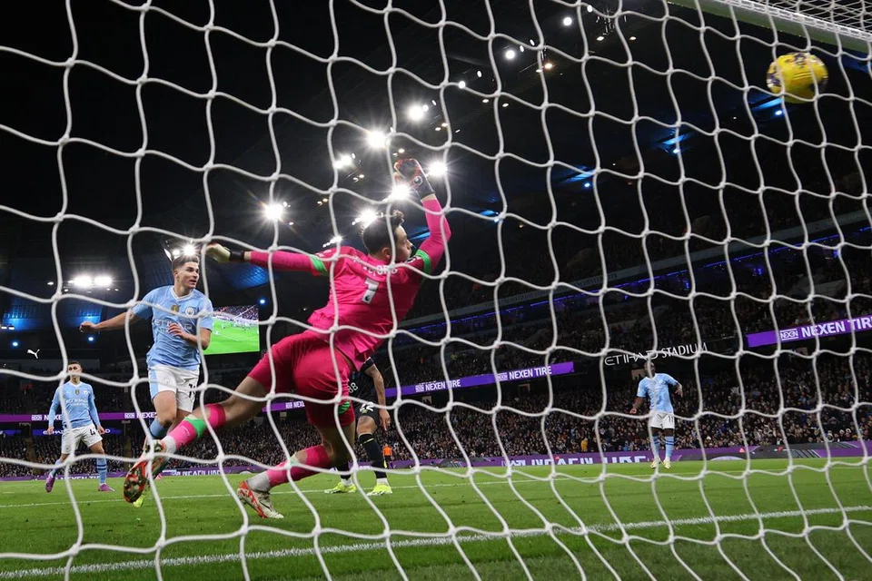 Penyerang Julian Alvarez (kiri) menjaringkan gol pertama Manchester City dalam kemenangan 3-1 ke atas Burnley. Persembahan beliau menyerlah walaupun dengan kepulangan Erling Haaland daripada kecederaan.