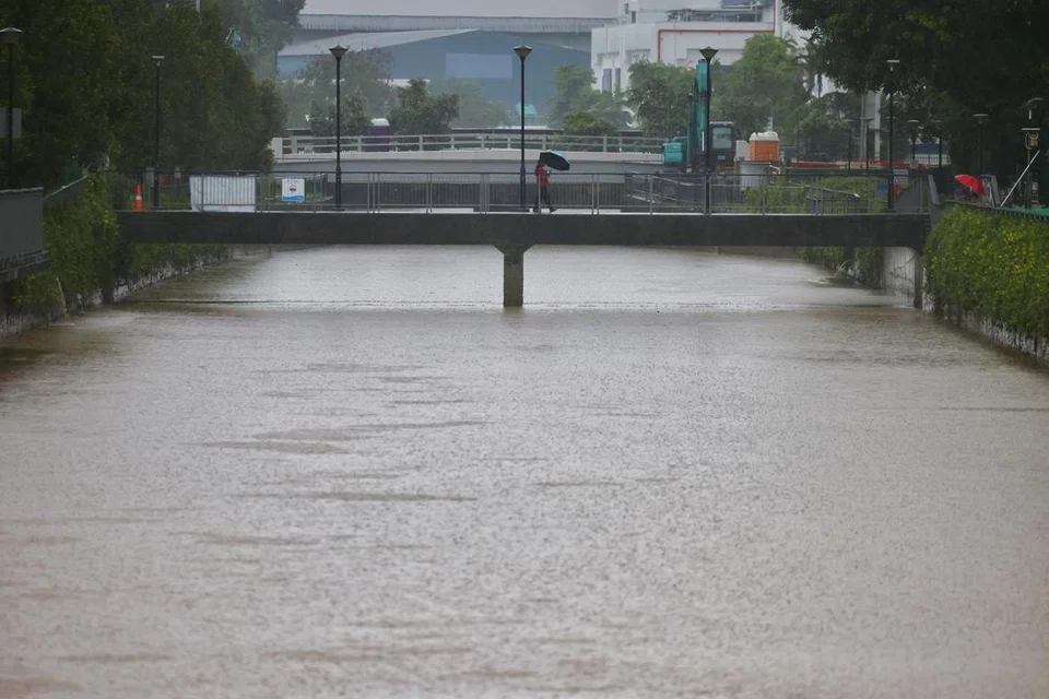 Paras air yang tinggi kelihatan di longkang besar Sungai Pandan Kechil akibat hujan lebat pada 14 Oktober.